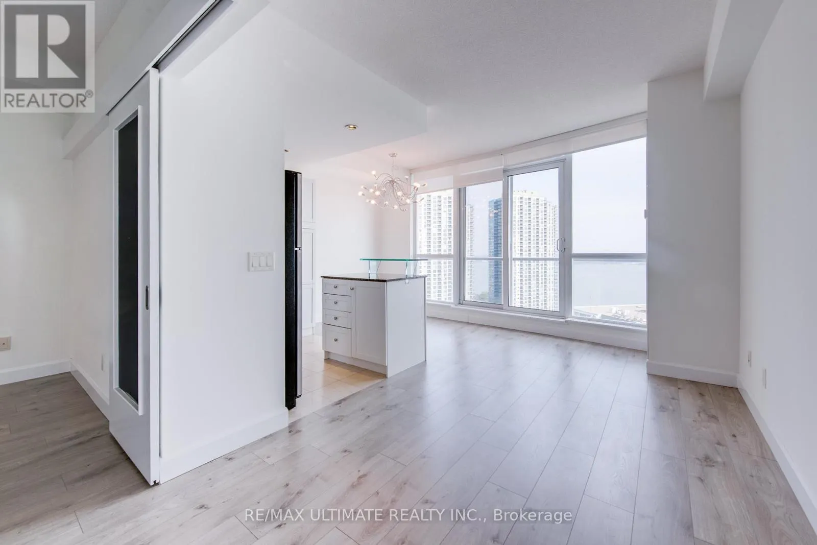 2305 - 218 QUEENS QUAY W
