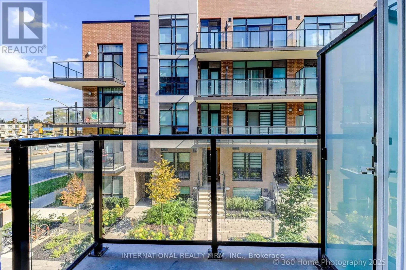 12 - 851 SHEPPARD AVENUE W