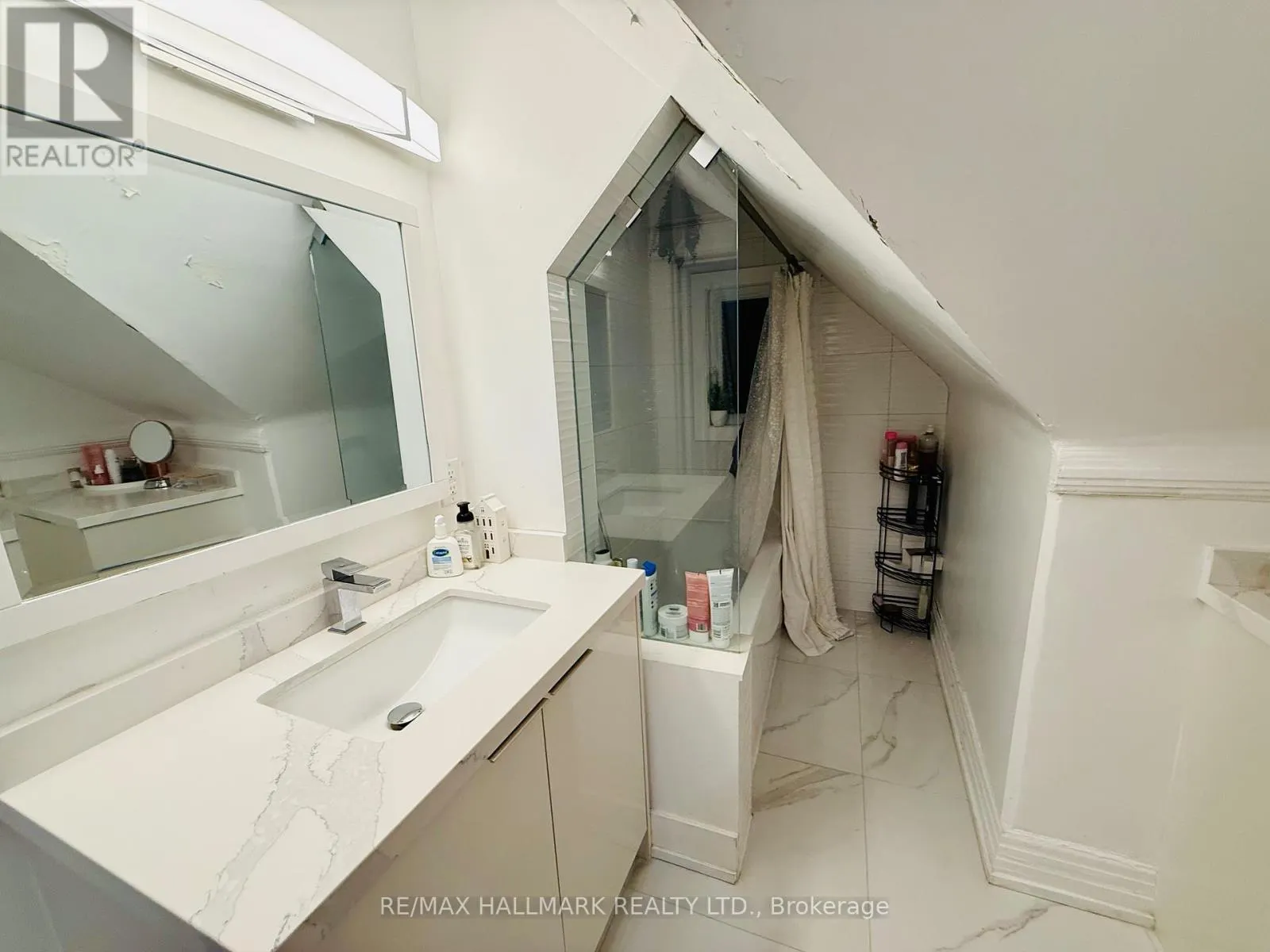 3RD FL - 193 HEATH STREET W