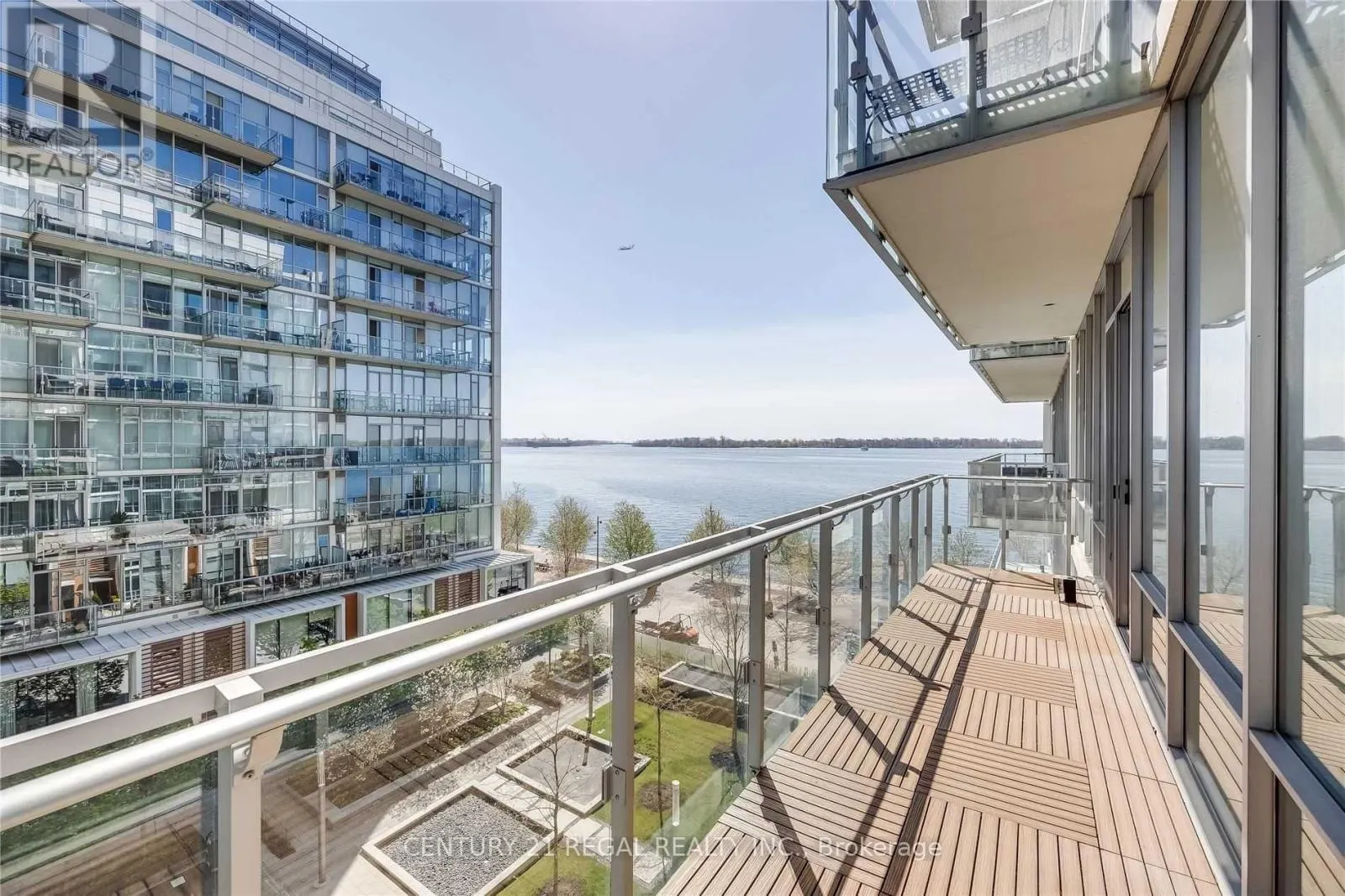 29 QUEENS QUAY E