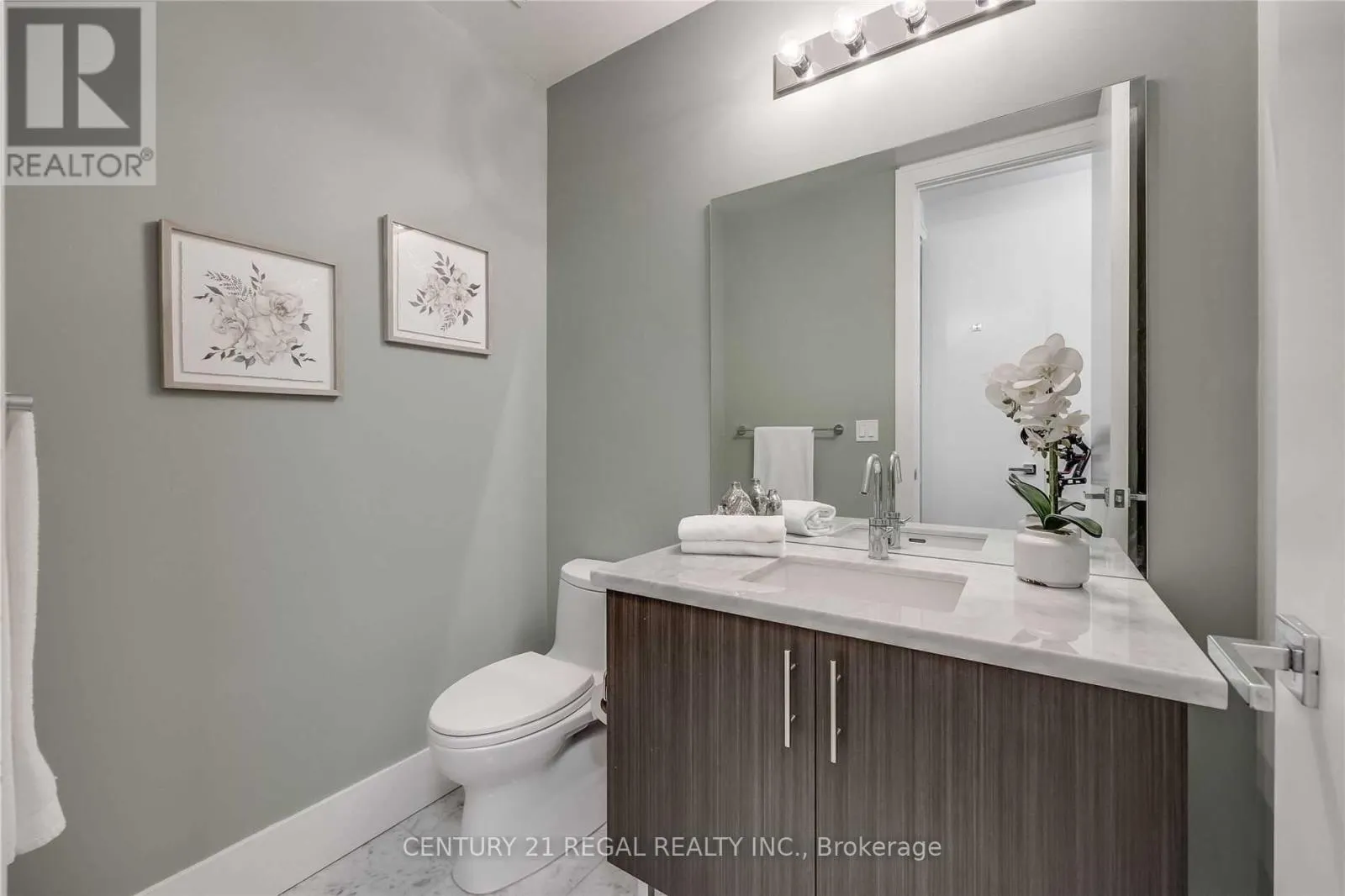 29 QUEENS QUAY E