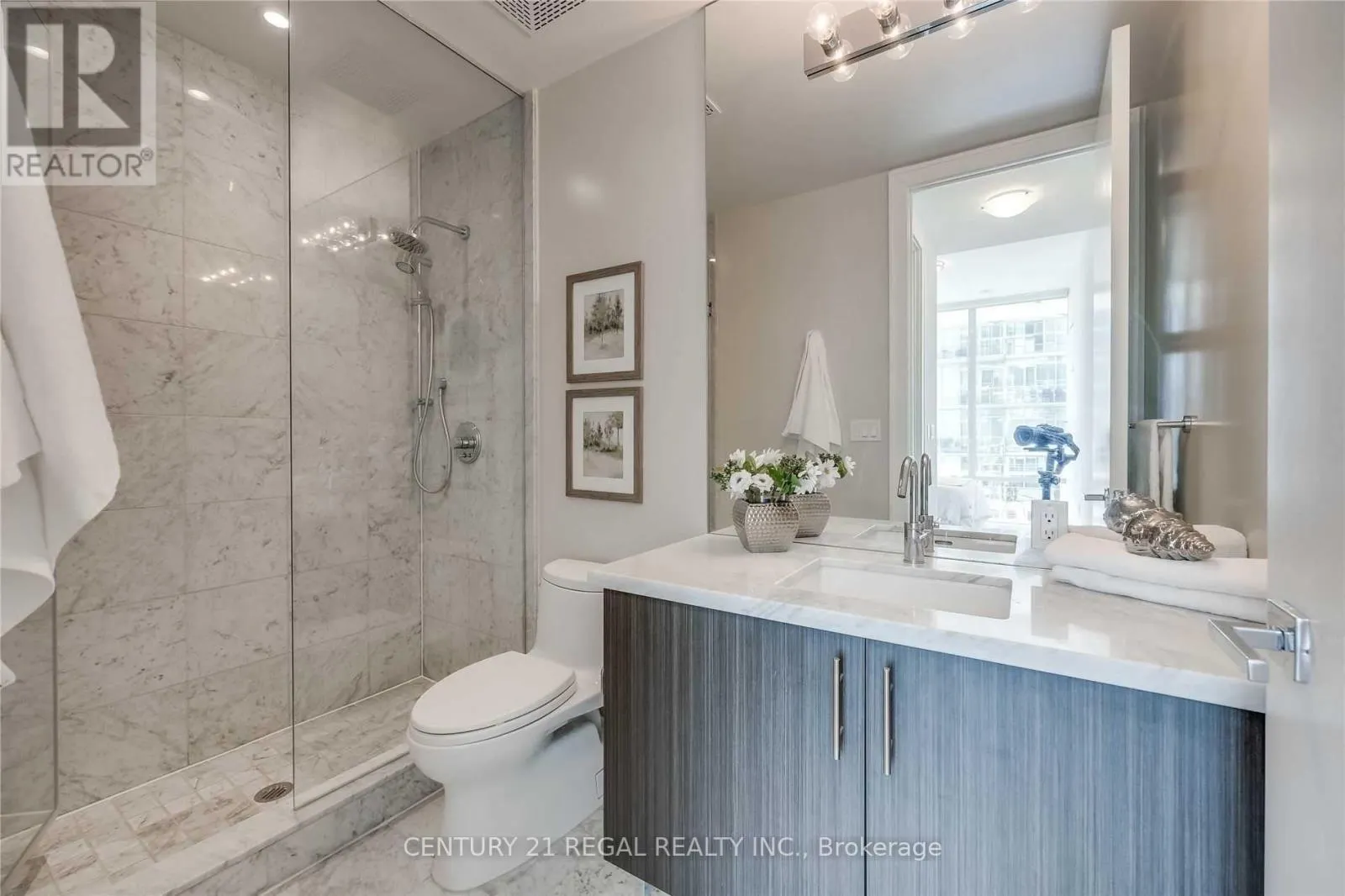 29 QUEENS QUAY E