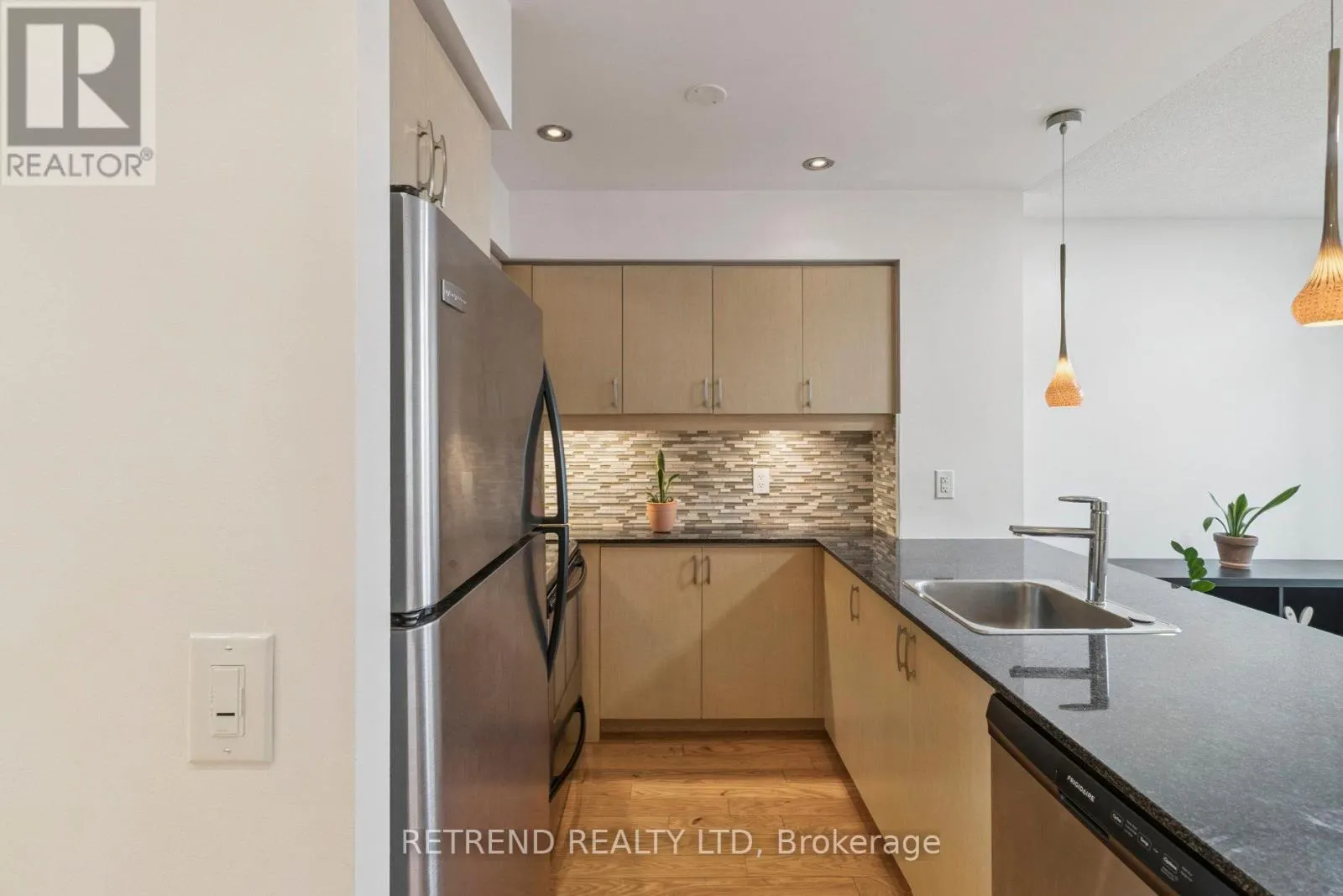 712 - 27 REAN DRIVE