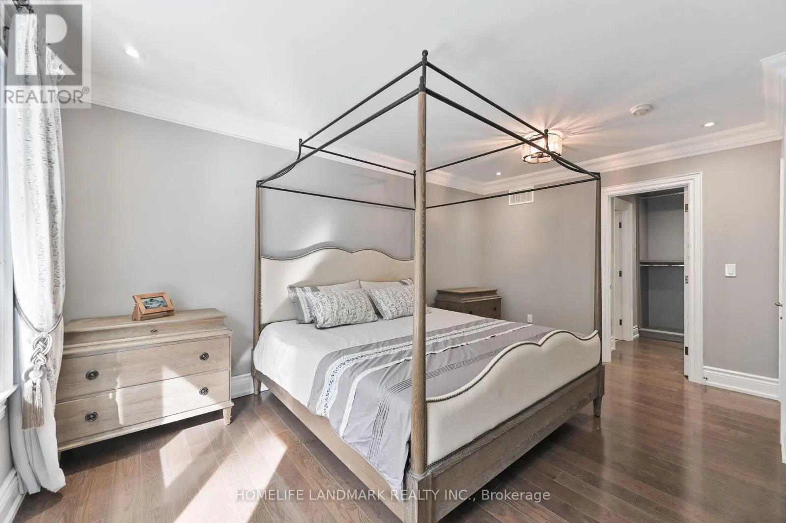 10 LOGANBERRY CRESCENT