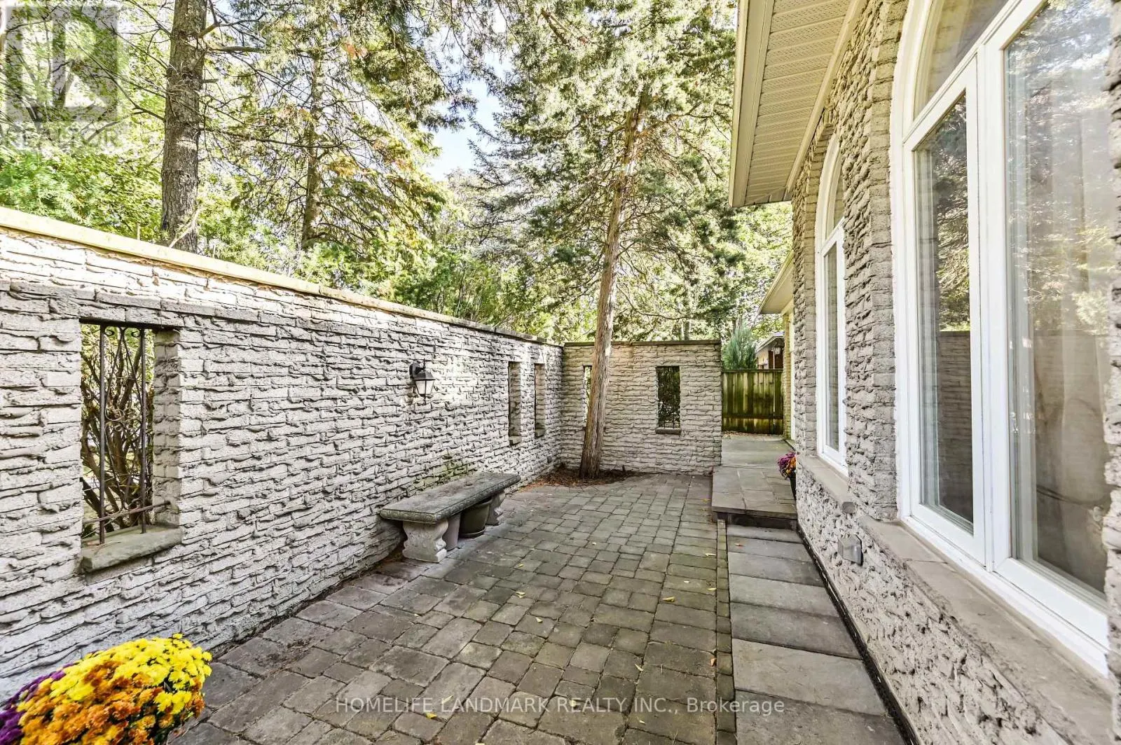 10 LOGANBERRY CRESCENT