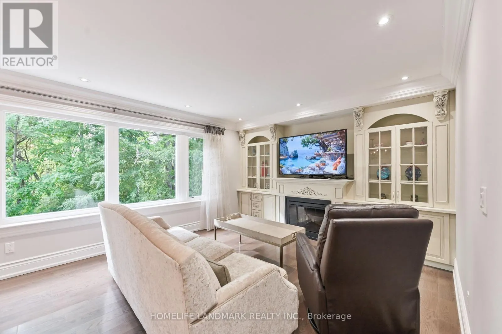 10 LOGANBERRY CRESCENT