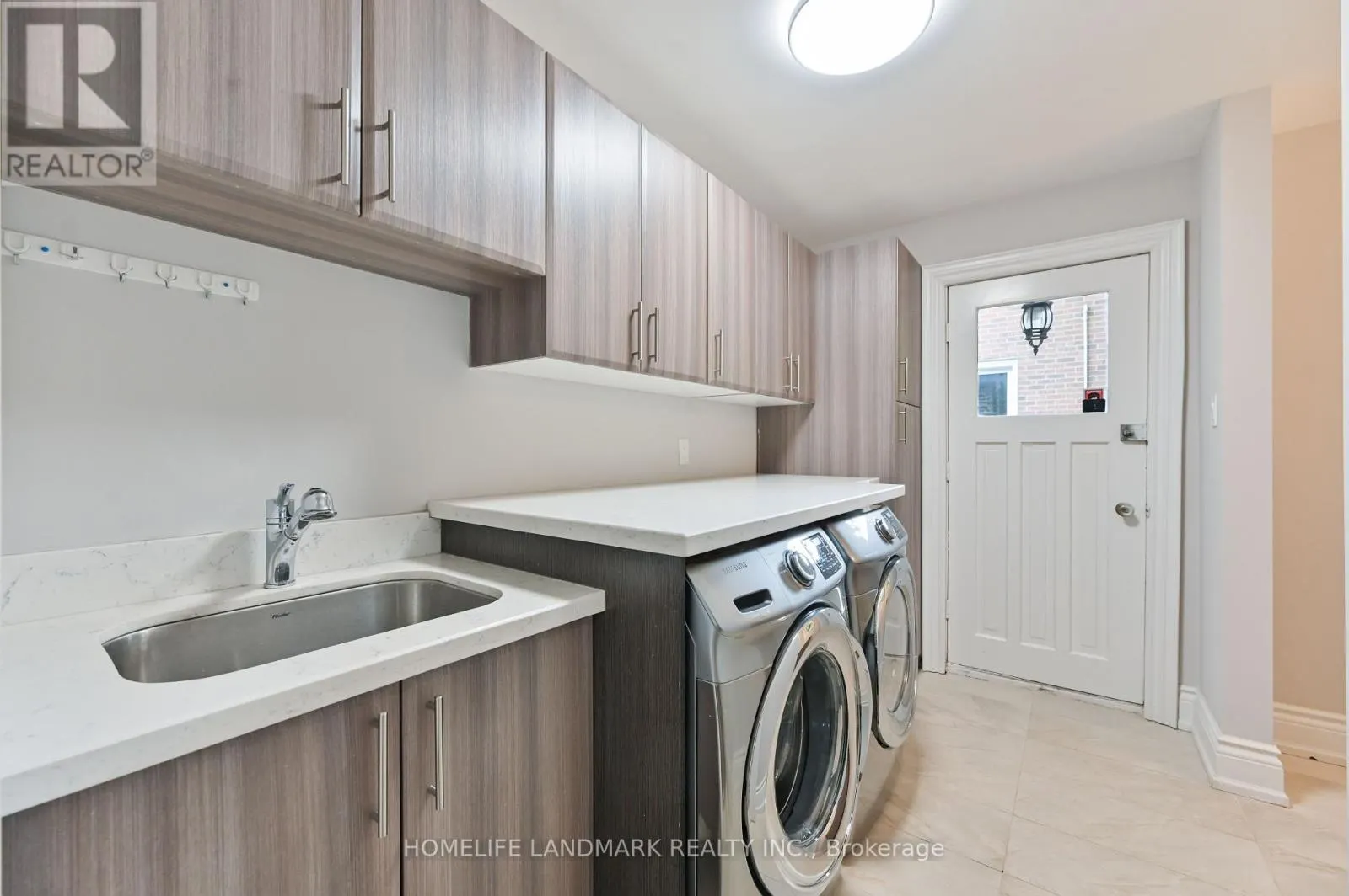 10 LOGANBERRY CRESCENT