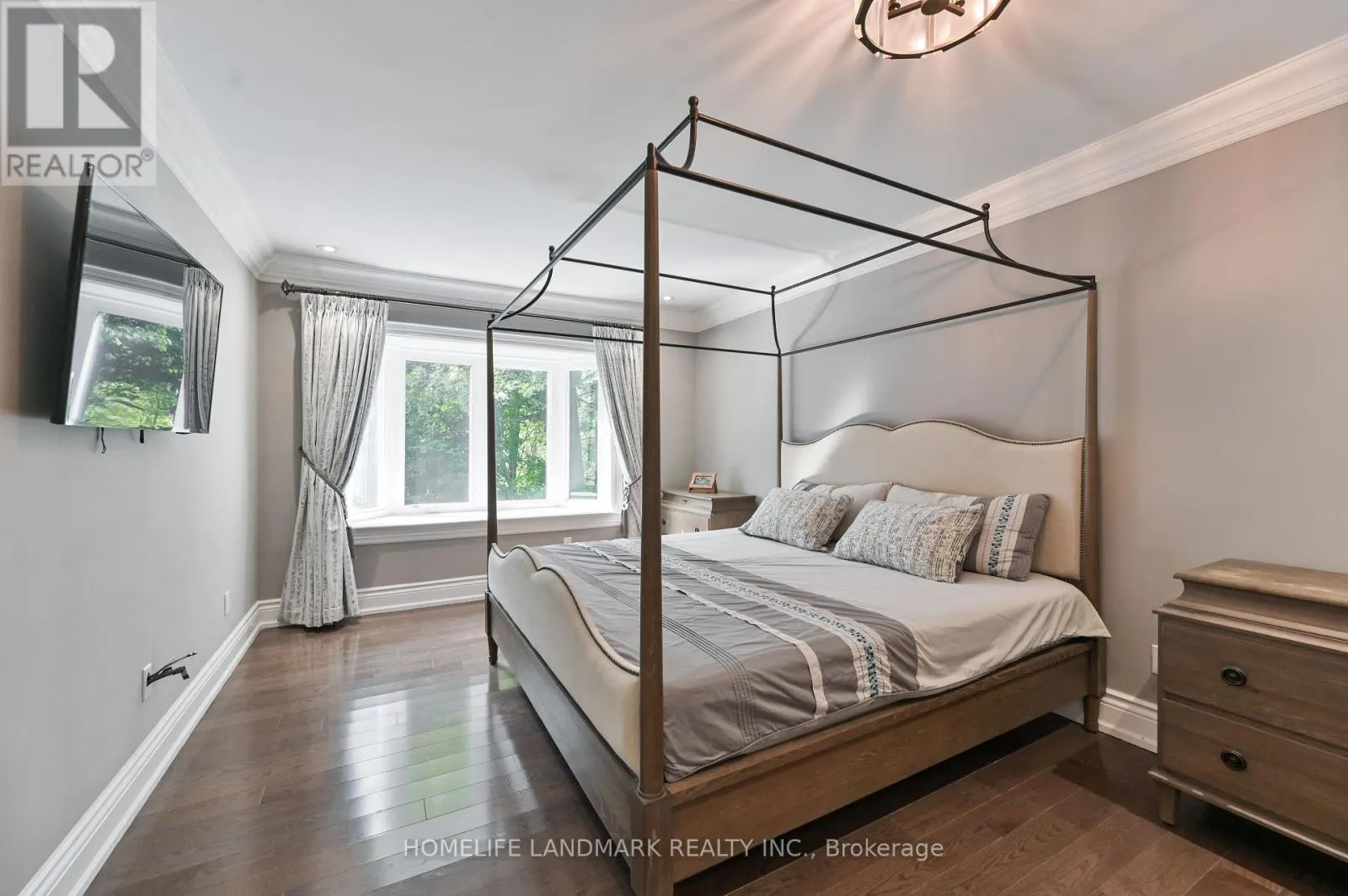 10 LOGANBERRY CRESCENT