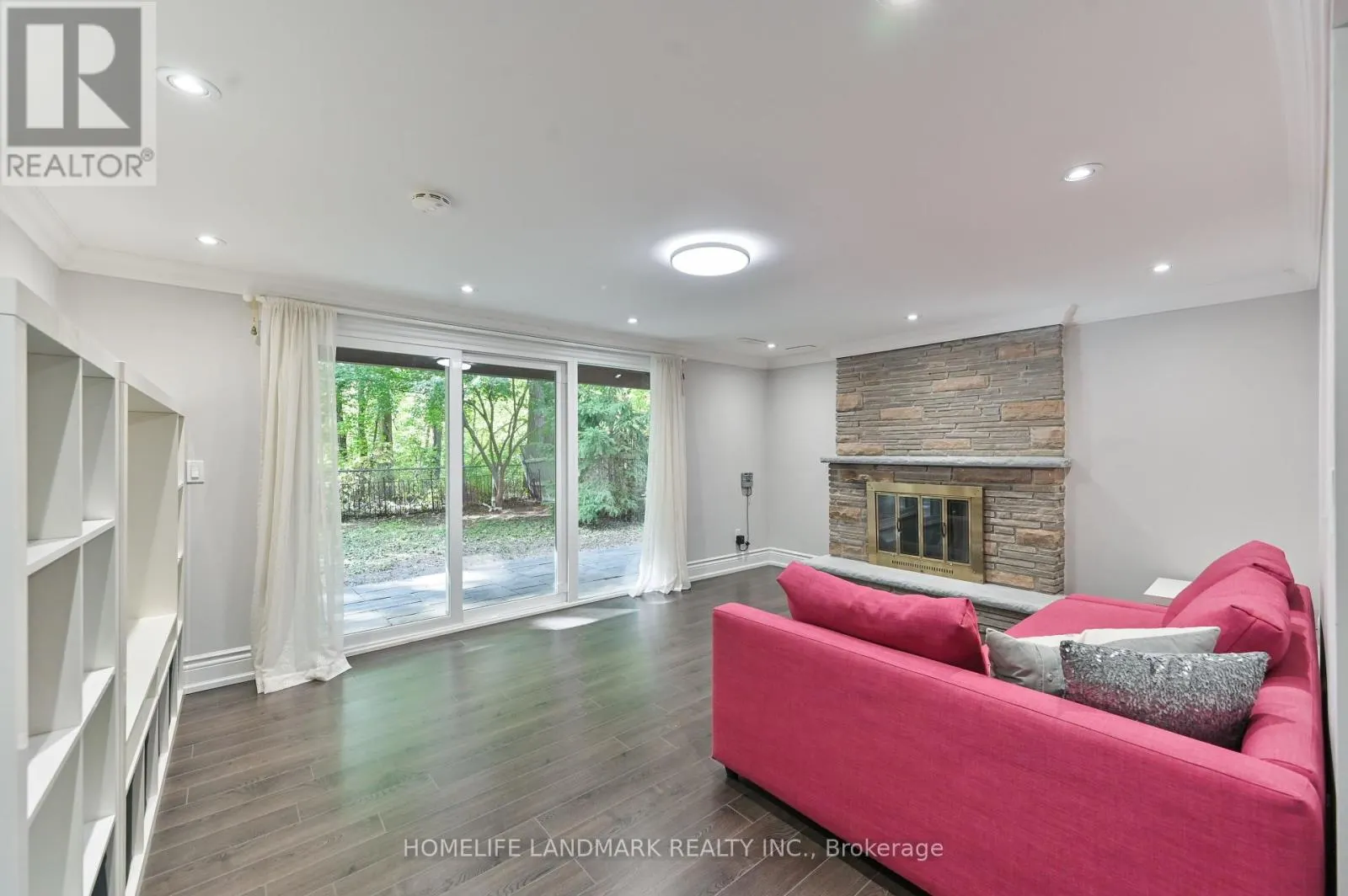 10 LOGANBERRY CRESCENT