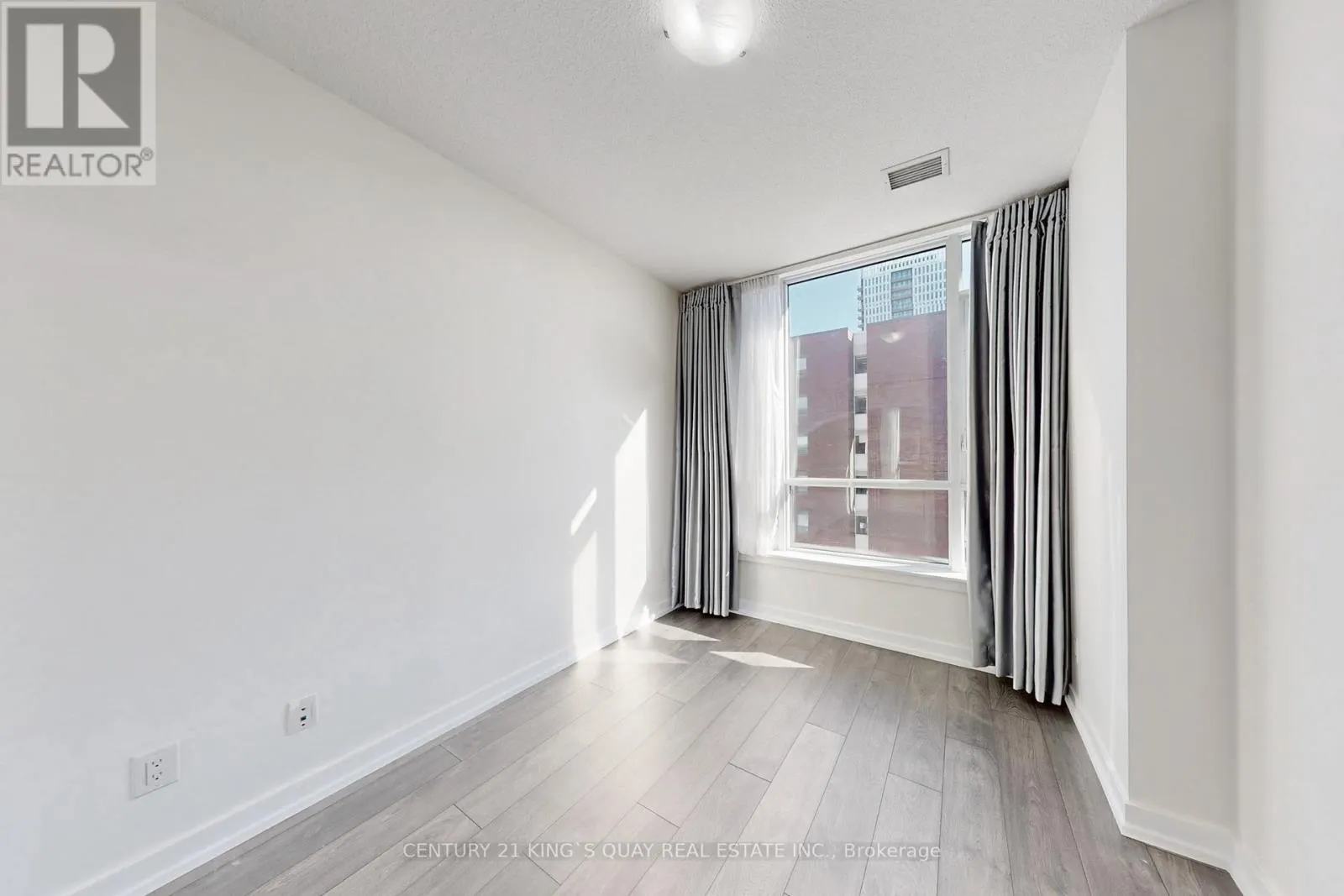 703 - 200 SACKVILLE STREET