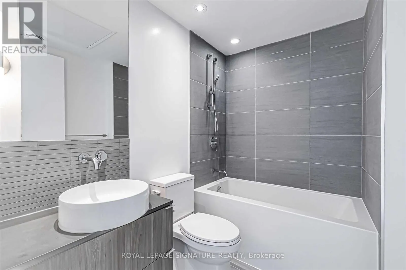 4202 - 161 ROEHAMPTON AVENUE