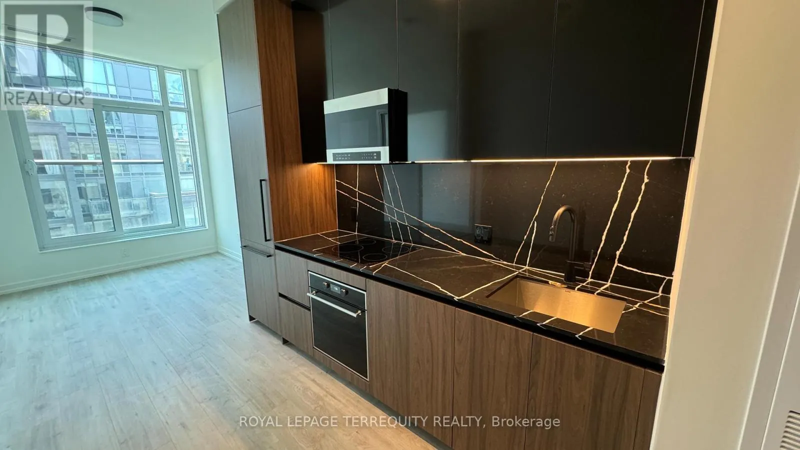 608 - 425 FRONT STREET E
