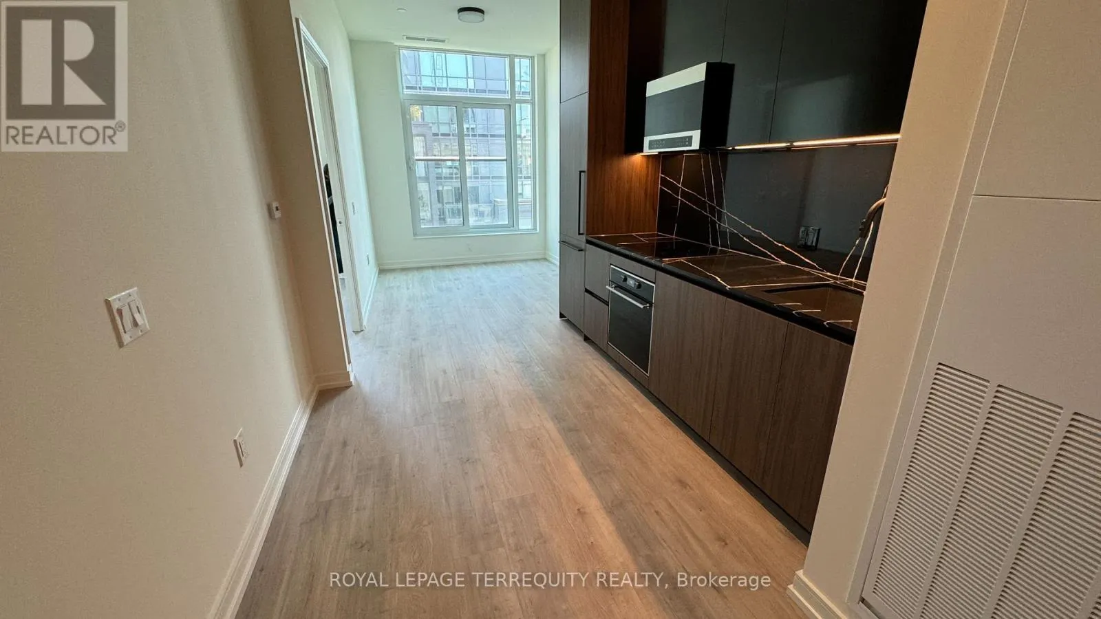 608 - 425 FRONT STREET E
