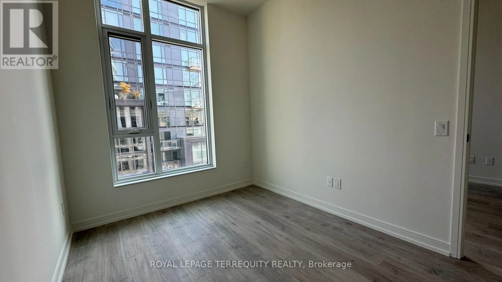 608 - 425 FRONT STREET E