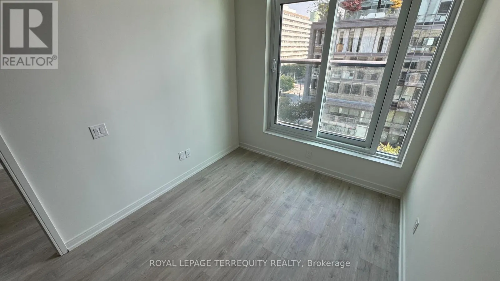 608 - 425 FRONT STREET E