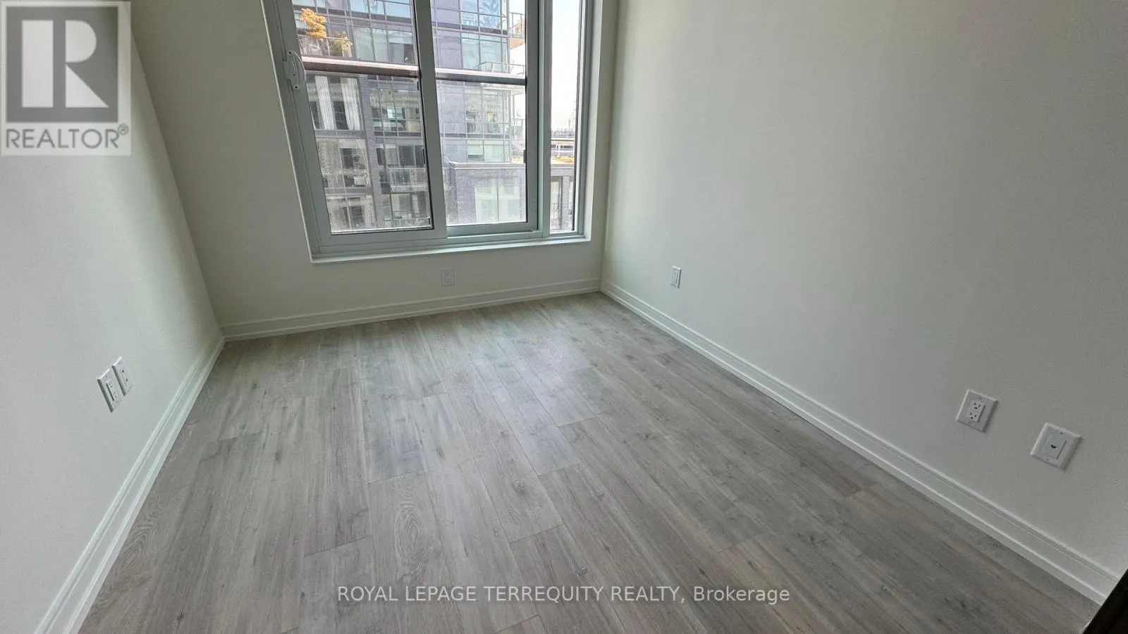 608 - 425 FRONT STREET E