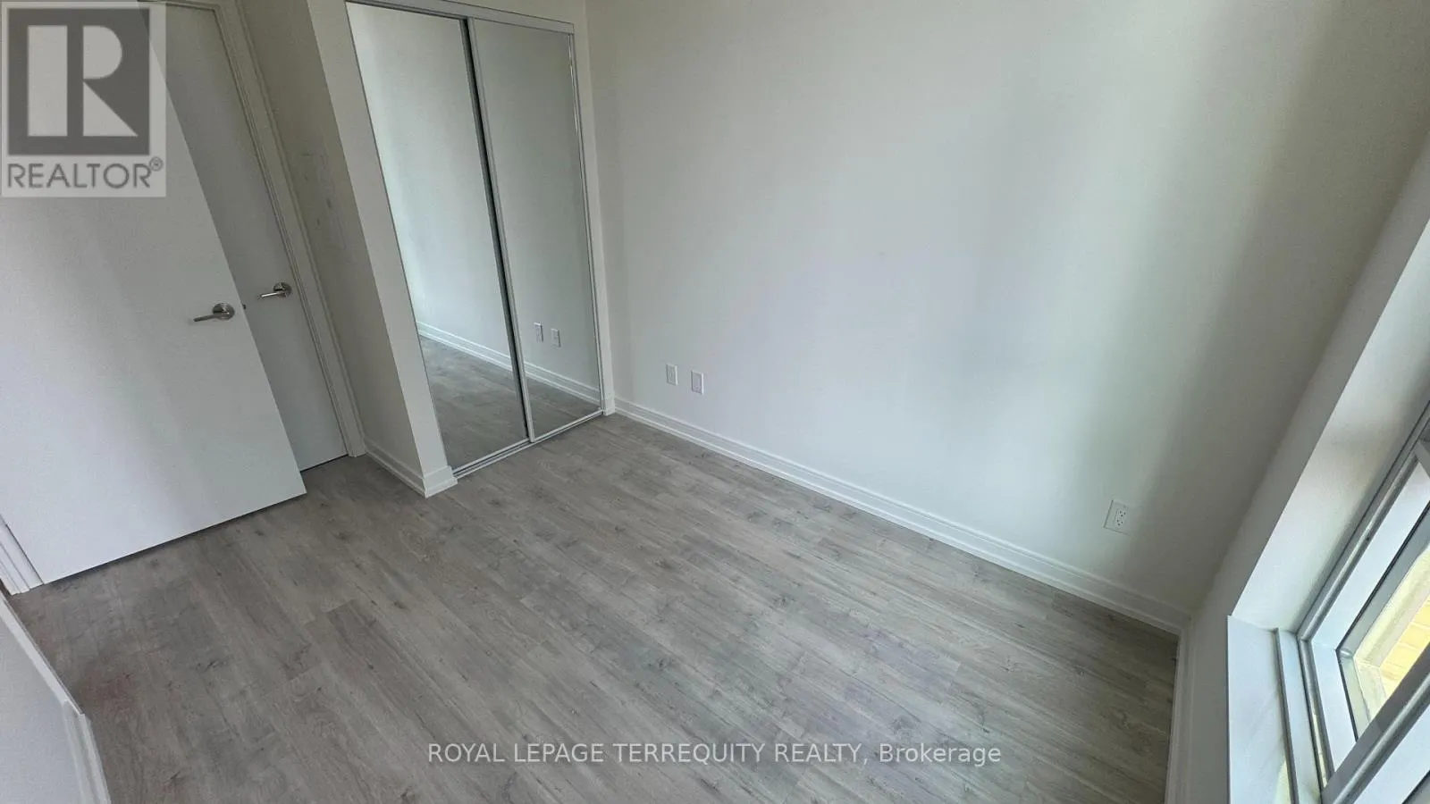 608 - 425 FRONT STREET E