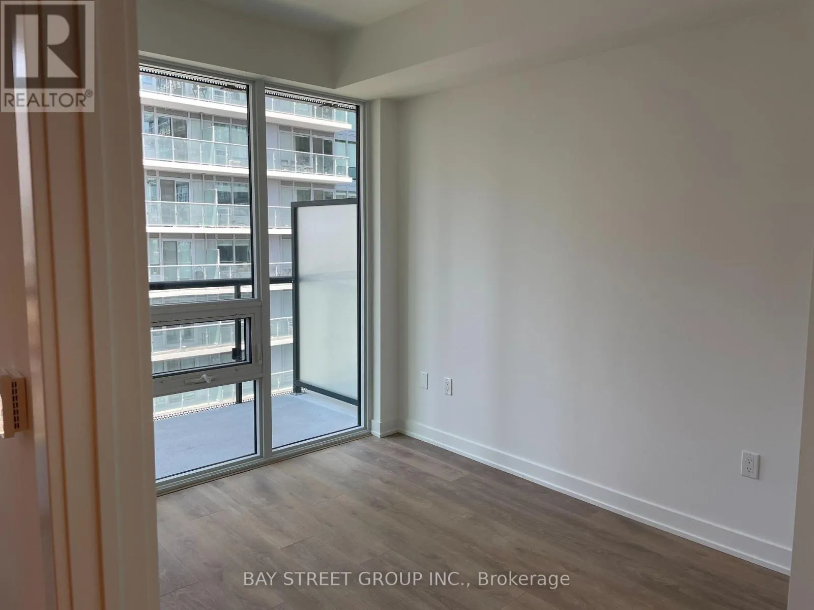 1204 - 127 BROADWAY AVENUE