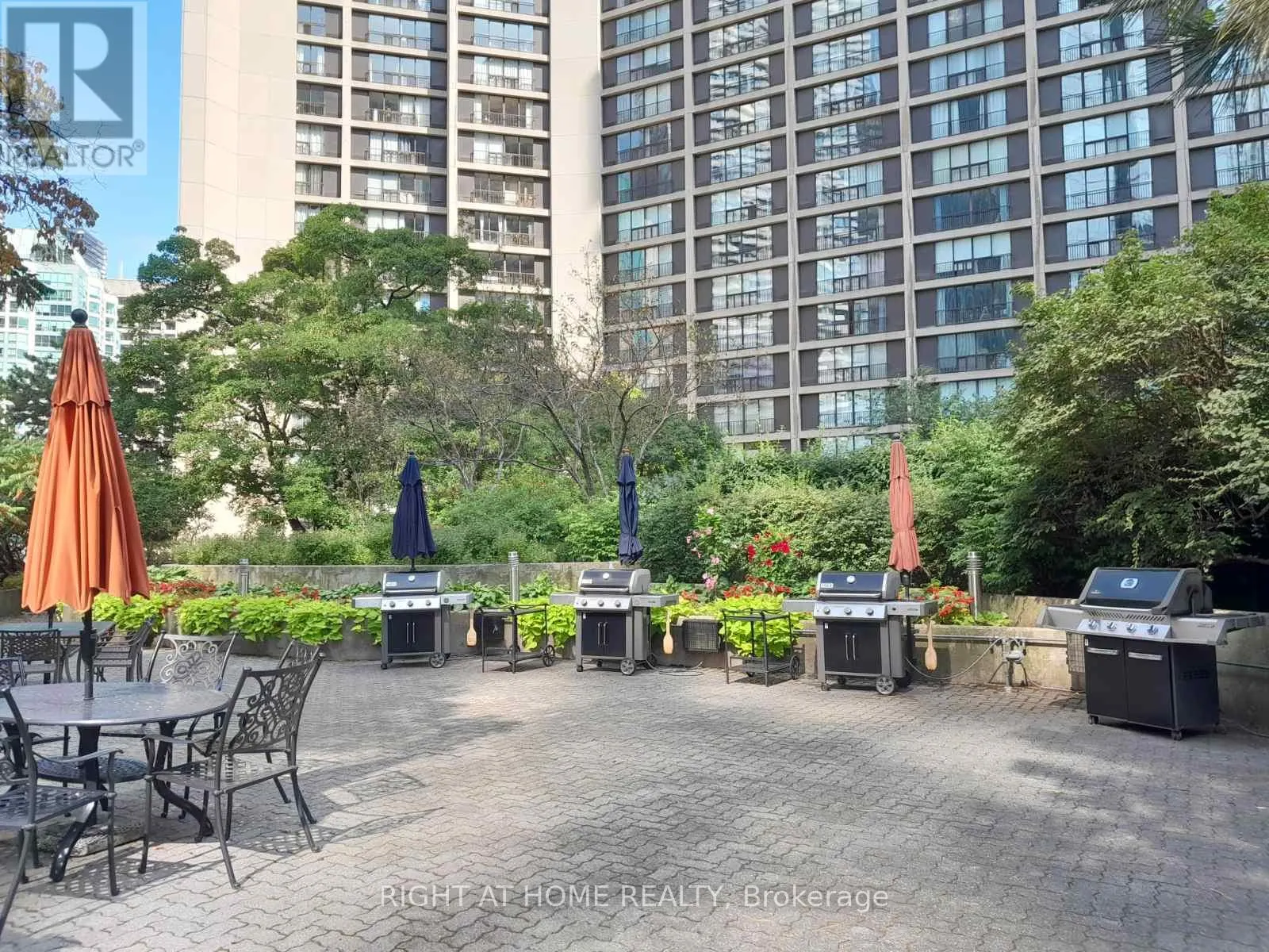 3240 - 33 HARBOUR SQUARE