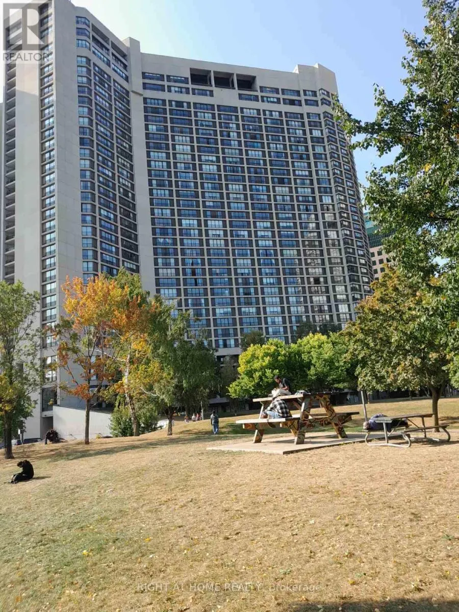 3240 - 33 HARBOUR SQUARE