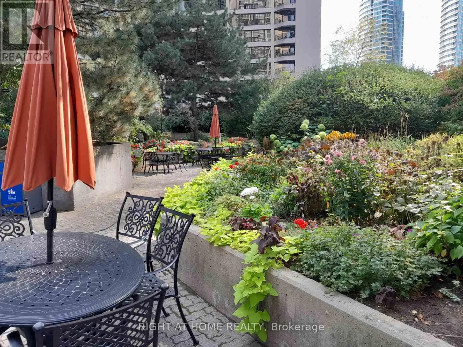 3240 - 33 HARBOUR SQUARE
