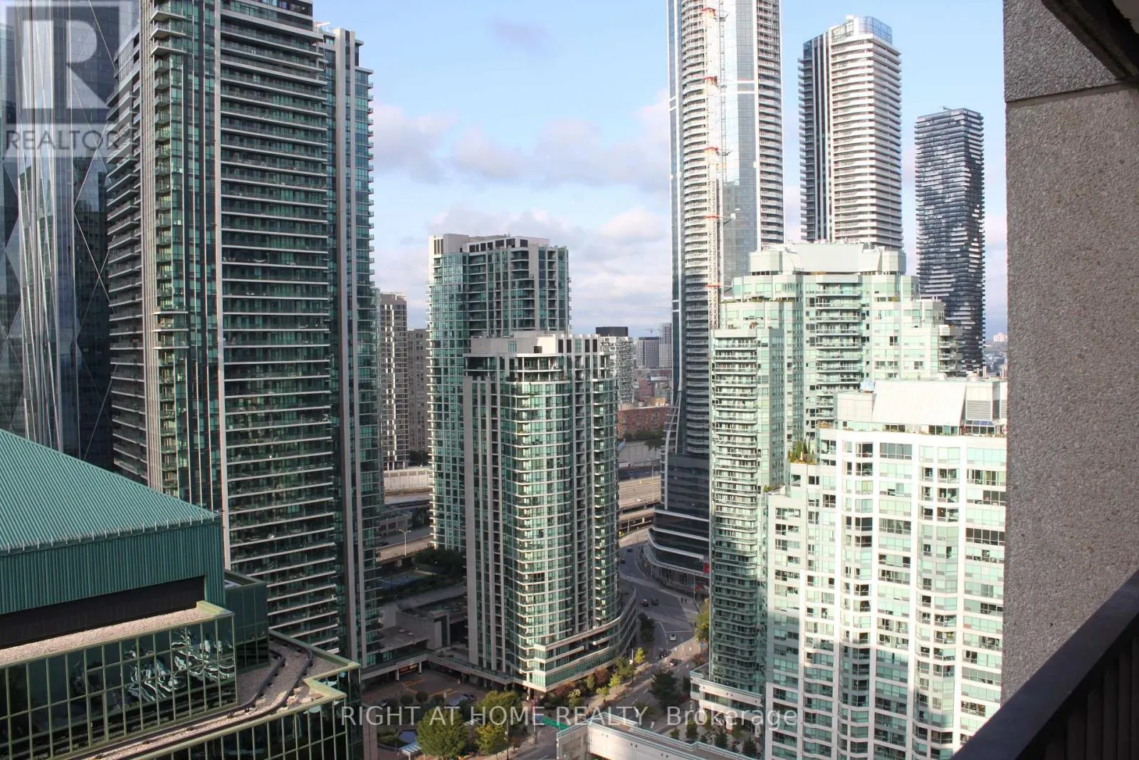 3240 - 33 HARBOUR SQUARE