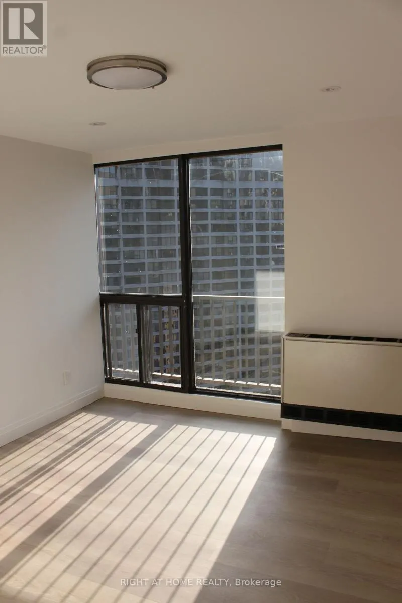 3240 - 33 HARBOUR SQUARE