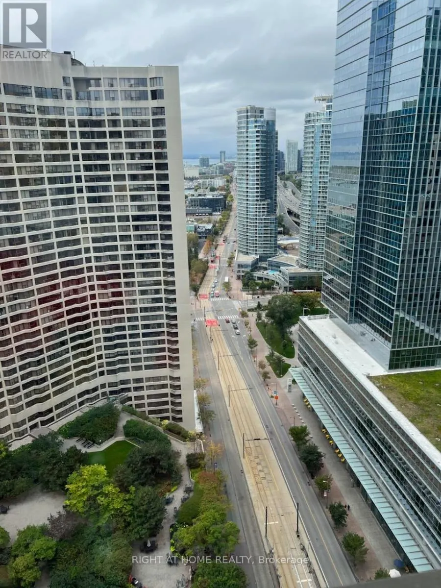 3240 - 33 HARBOUR SQUARE