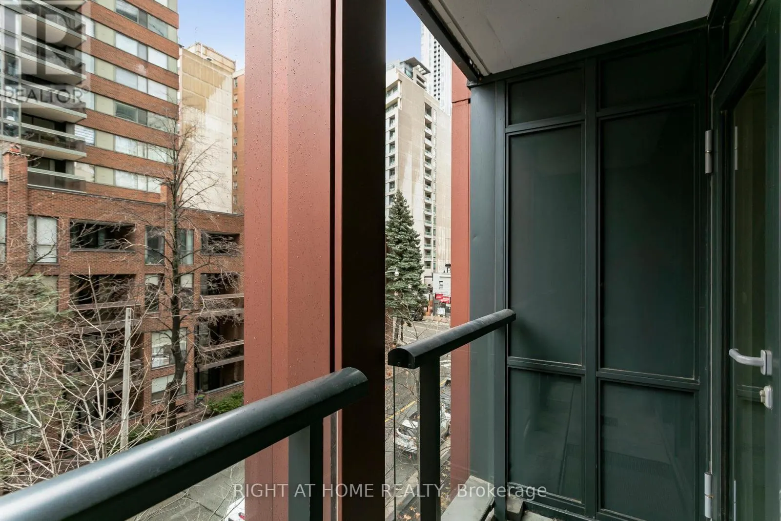 311 - 32 DAVENPORT ROAD