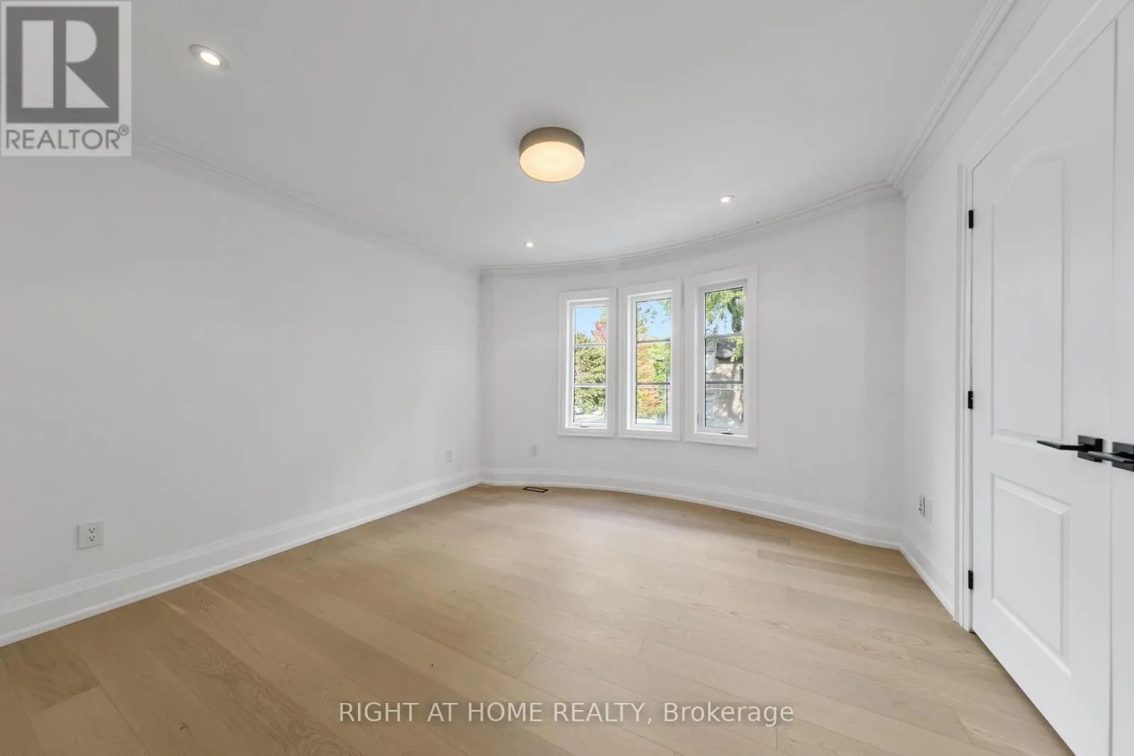 125 KINGSDALE AVENUE