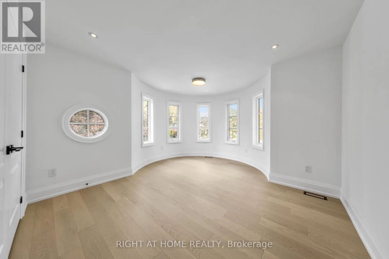 125 KINGSDALE AVENUE