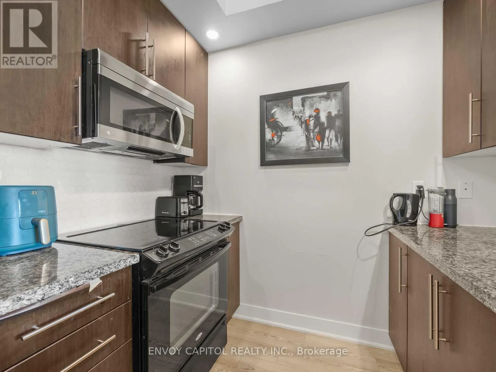 1702 - 28 LINDEN STREET