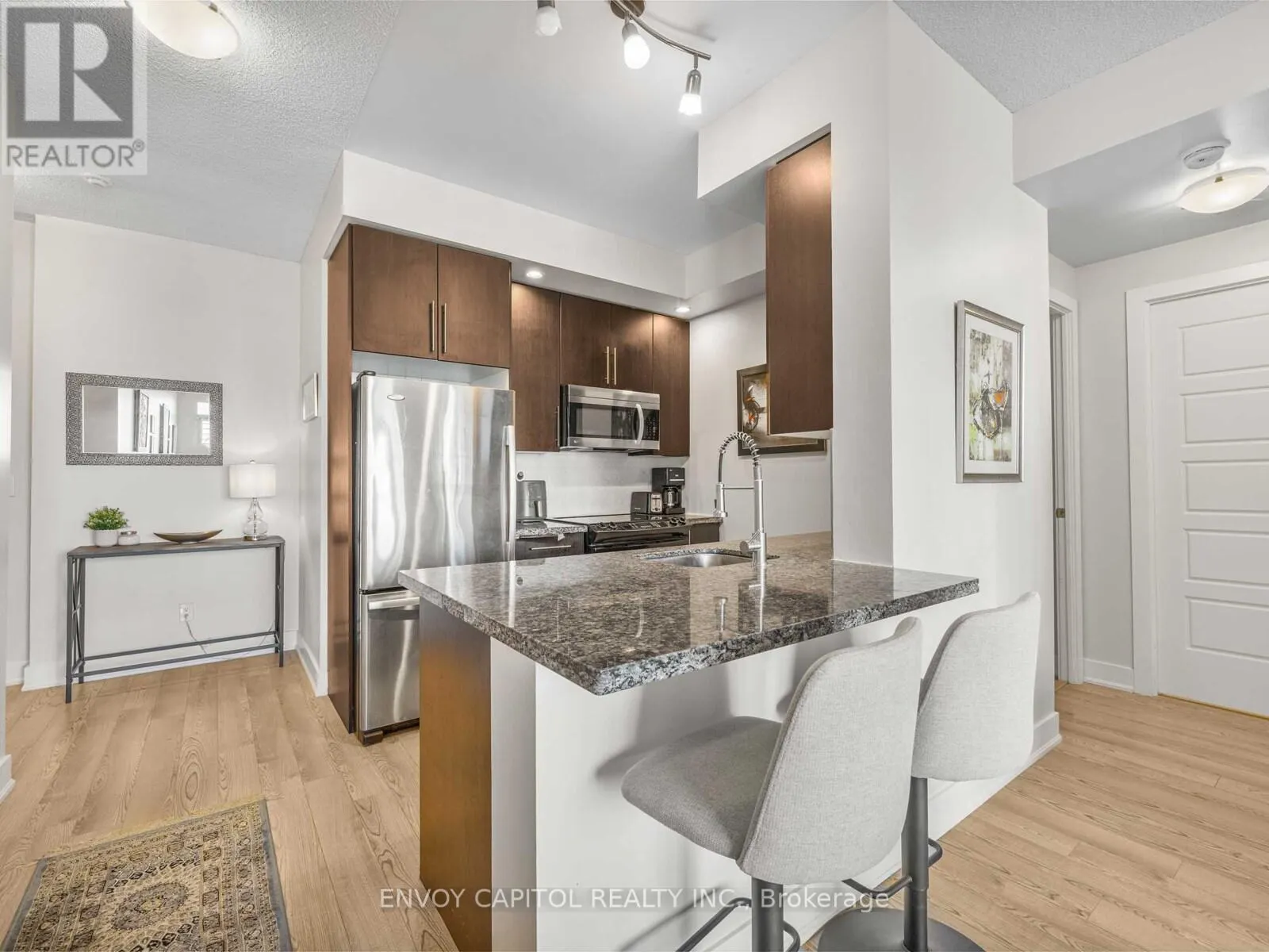 1702 - 28 LINDEN STREET