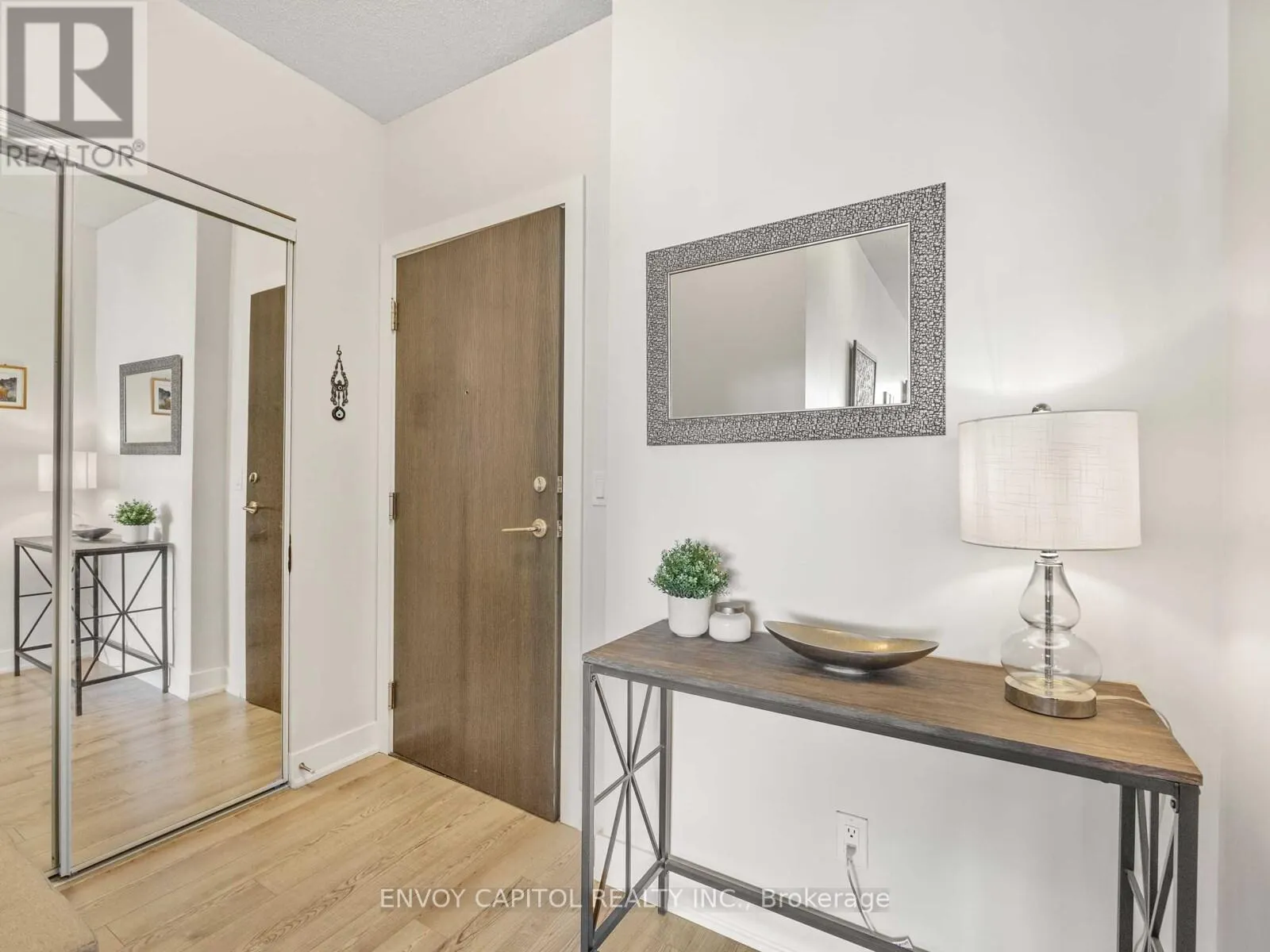 1702 - 28 LINDEN STREET