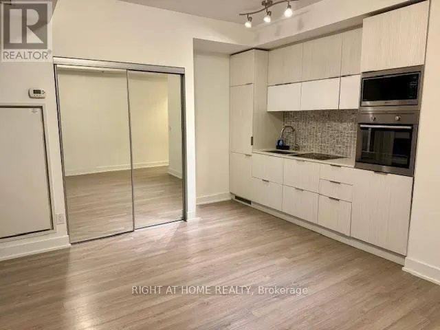 1805 - 318 RICHMOND STREET W