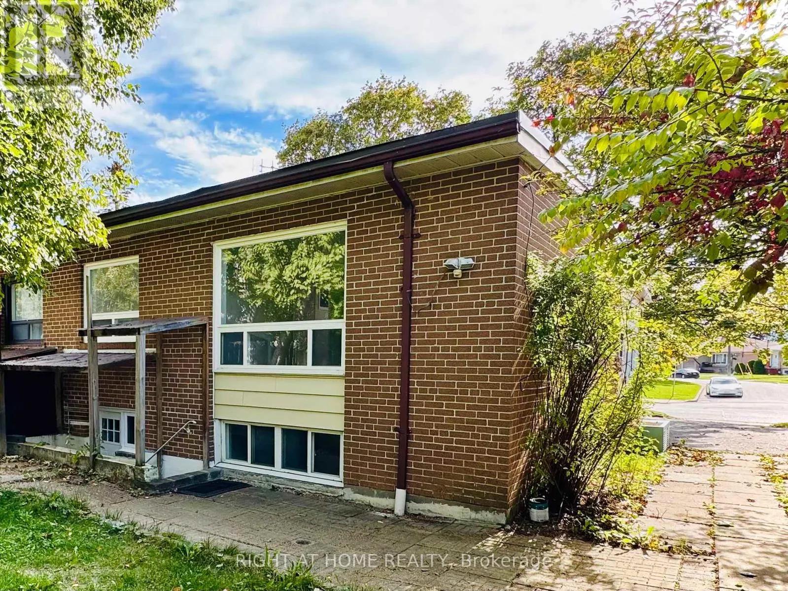 UPPER - 69 ROYWOOD DRIVE
