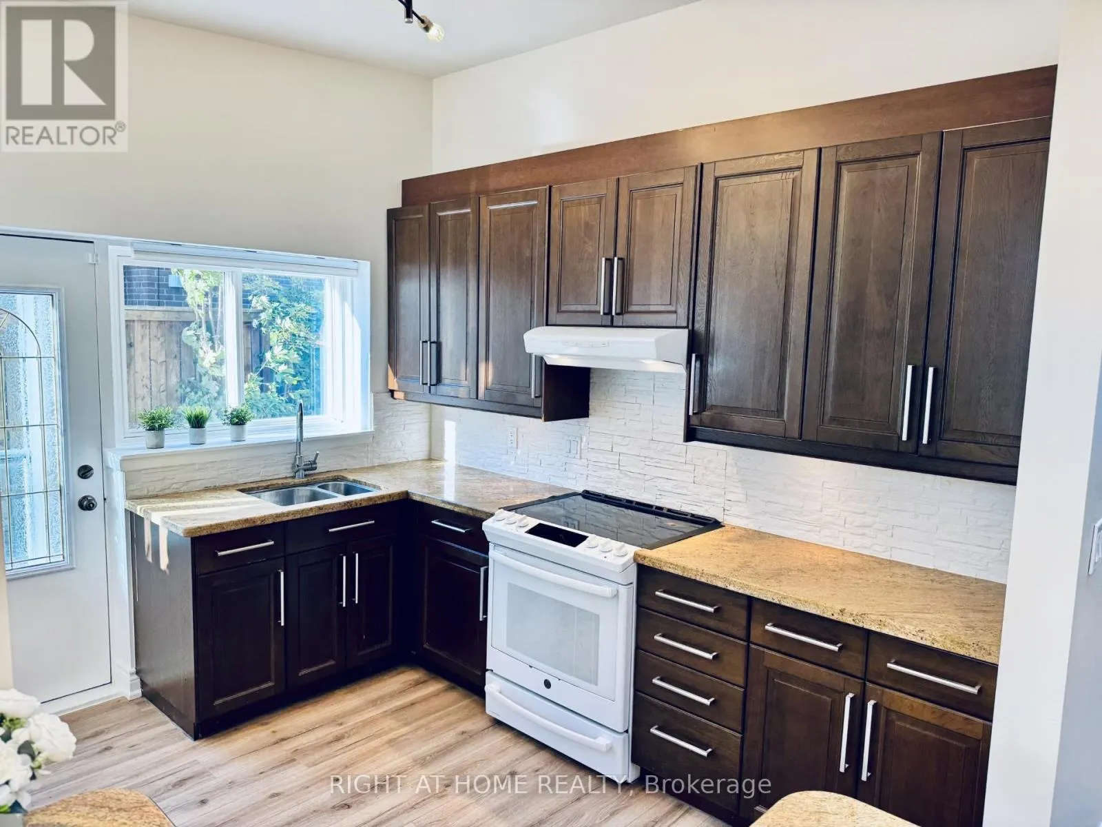 UPPER - 69 ROYWOOD DRIVE
