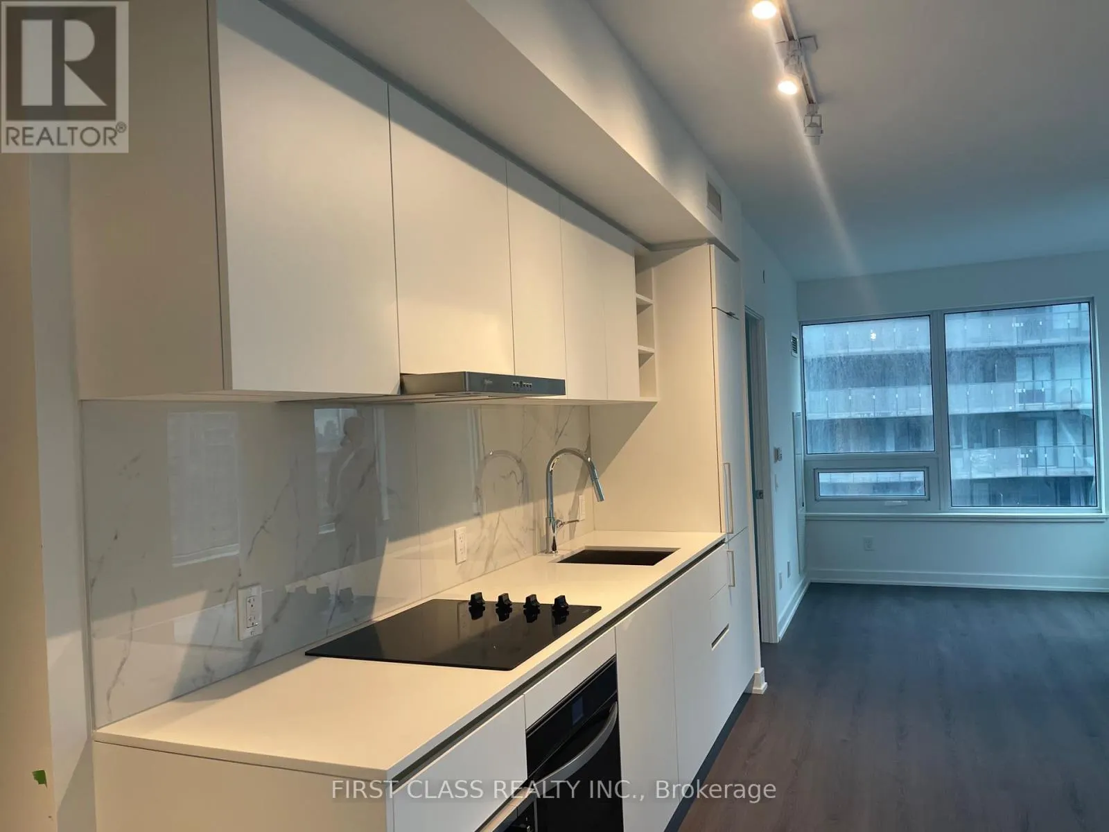 2016 - 8 WELLESLEY STREET W