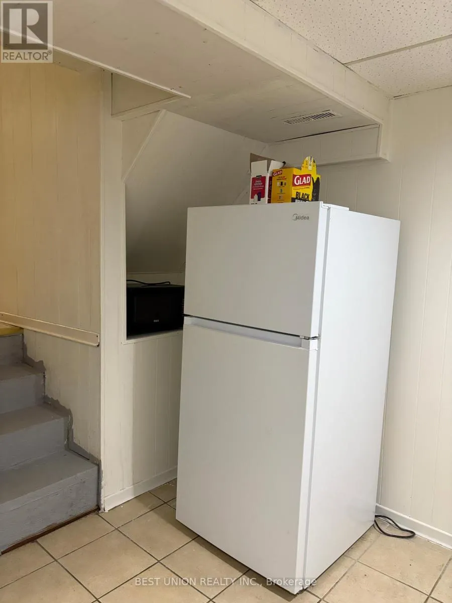 LOWER UNIT - 299 GOLDENWOOD ROAD E