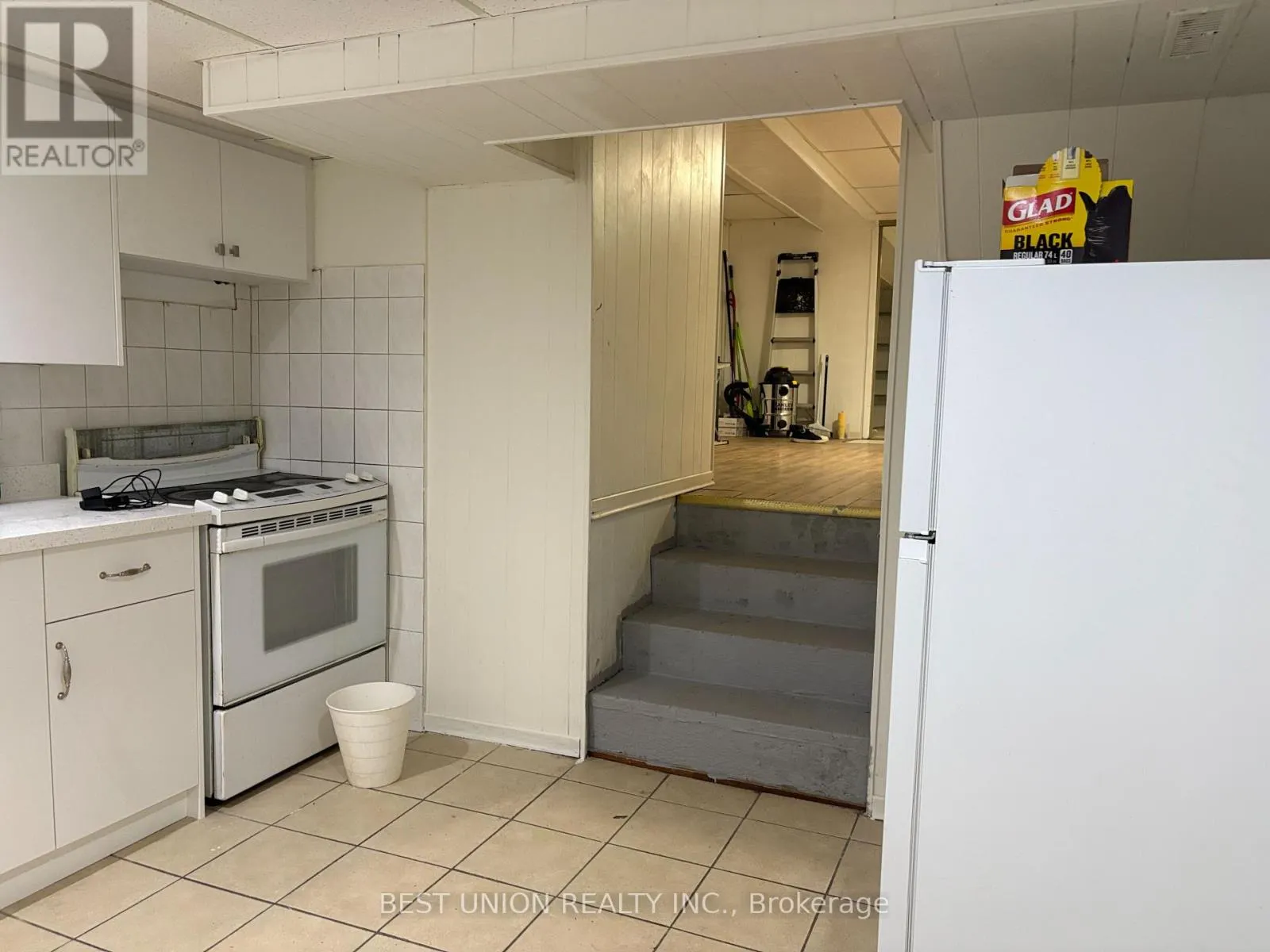 LOWER UNIT - 299 GOLDENWOOD ROAD E