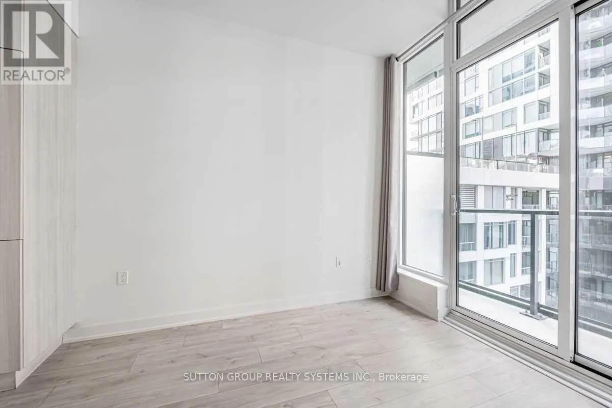 817 - 576 FRONT STREET