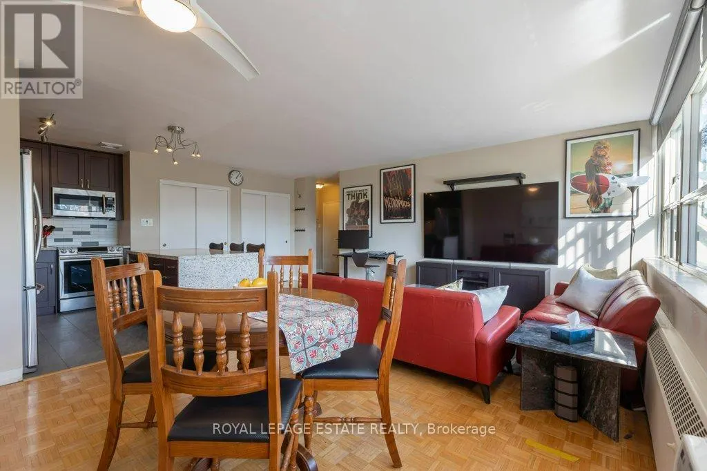 305 - 160 THE DONWAY W
