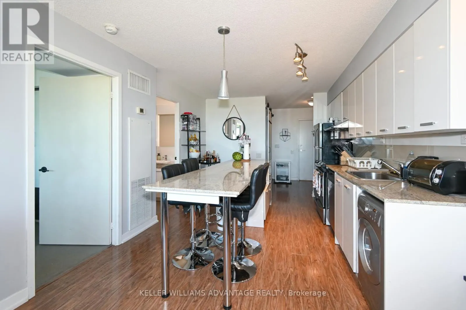 1208 - 15 SINGER COURT