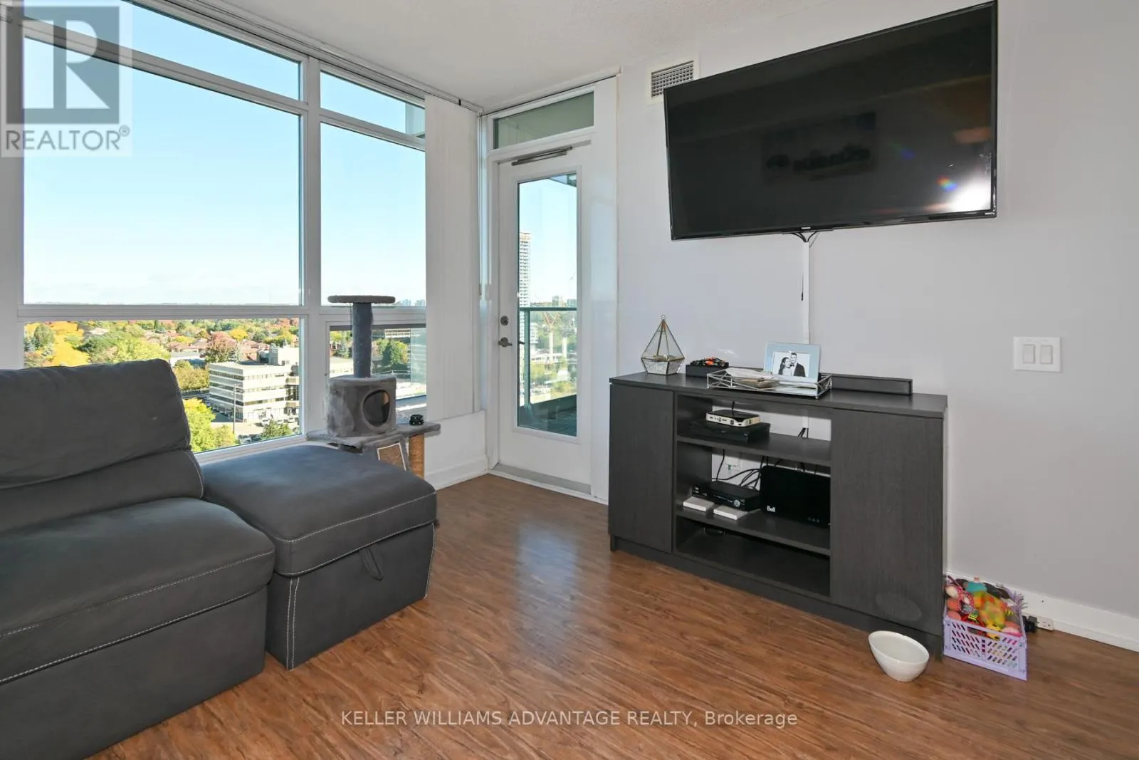 1208 - 15 SINGER COURT