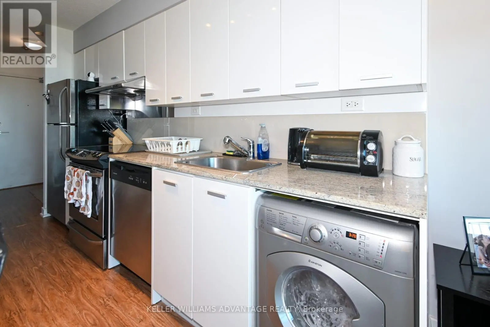 1208 - 15 SINGER COURT