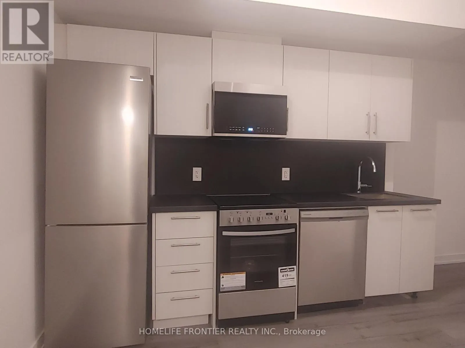 18 - 871 SHEPPARD AVENUE W