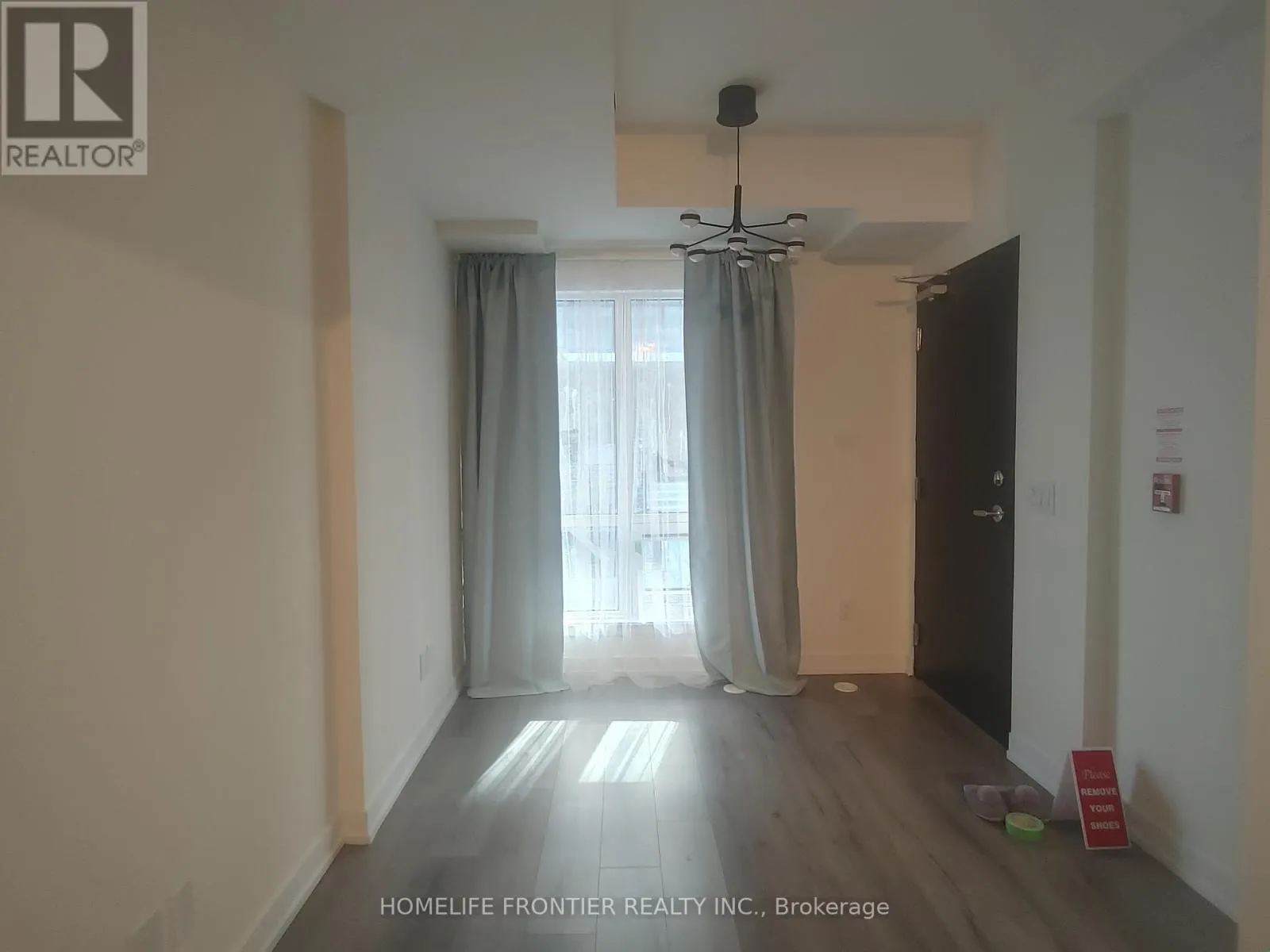 18 - 871 SHEPPARD AVENUE W