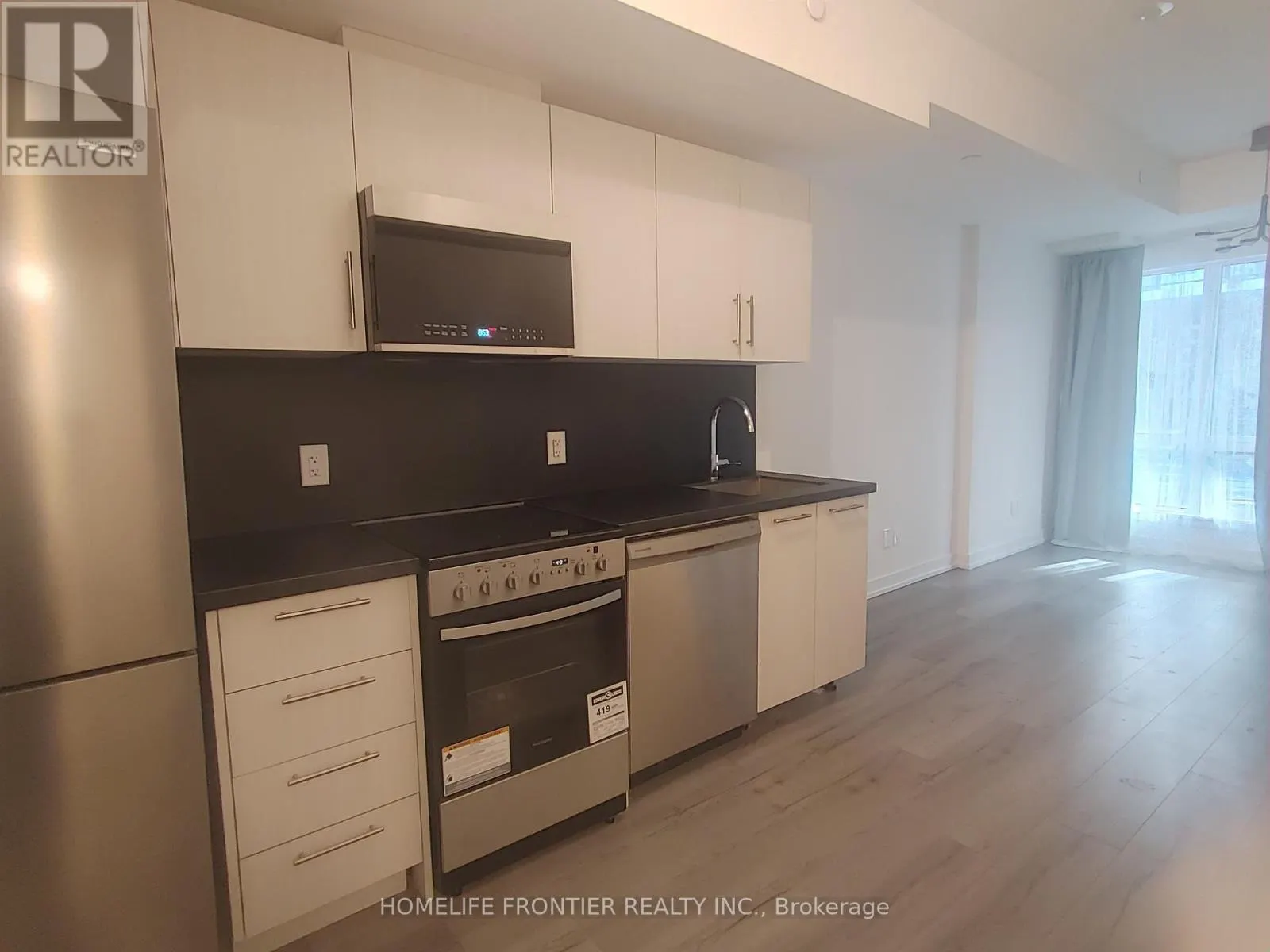 18 - 871 SHEPPARD AVENUE W