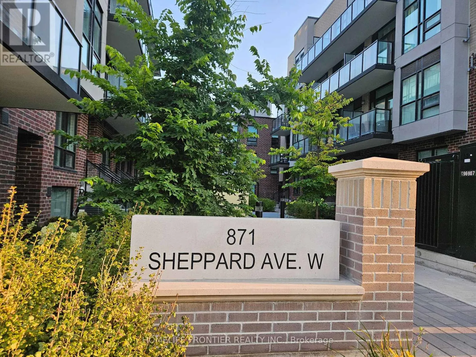 18 - 871 SHEPPARD AVENUE W