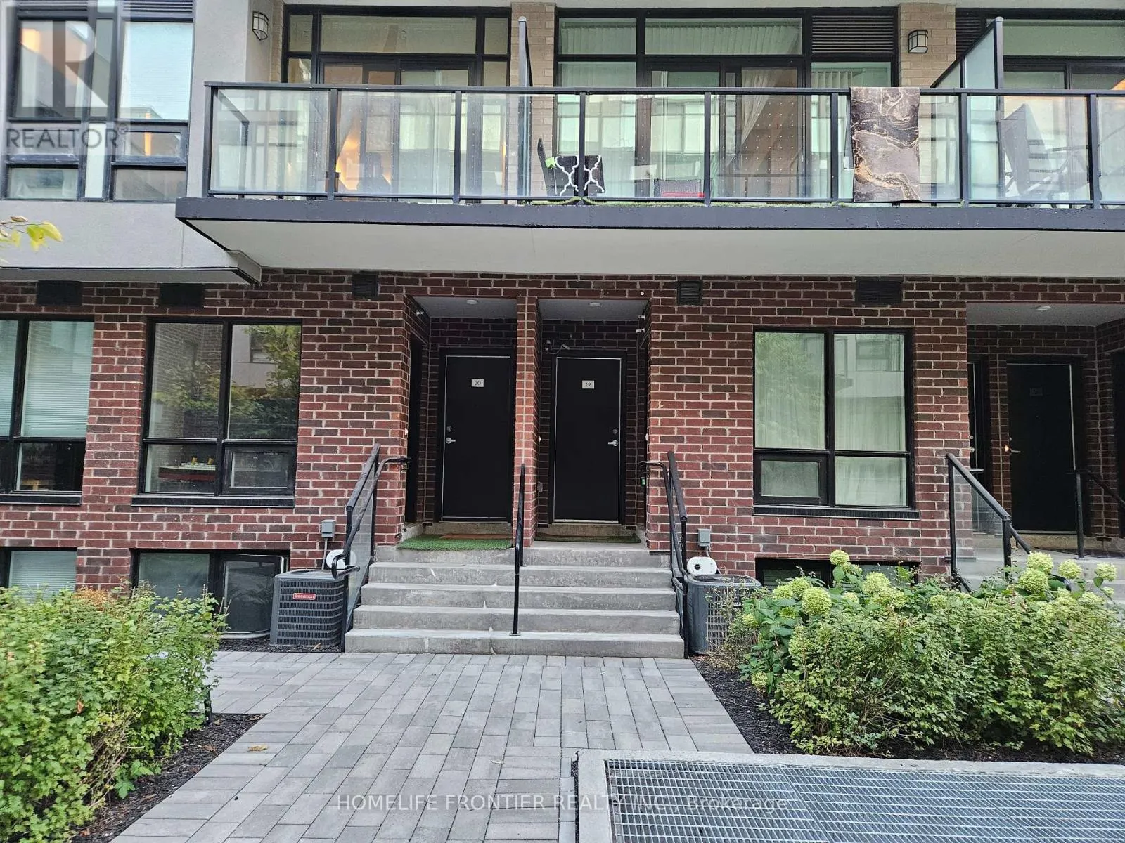18 - 871 SHEPPARD AVENUE W